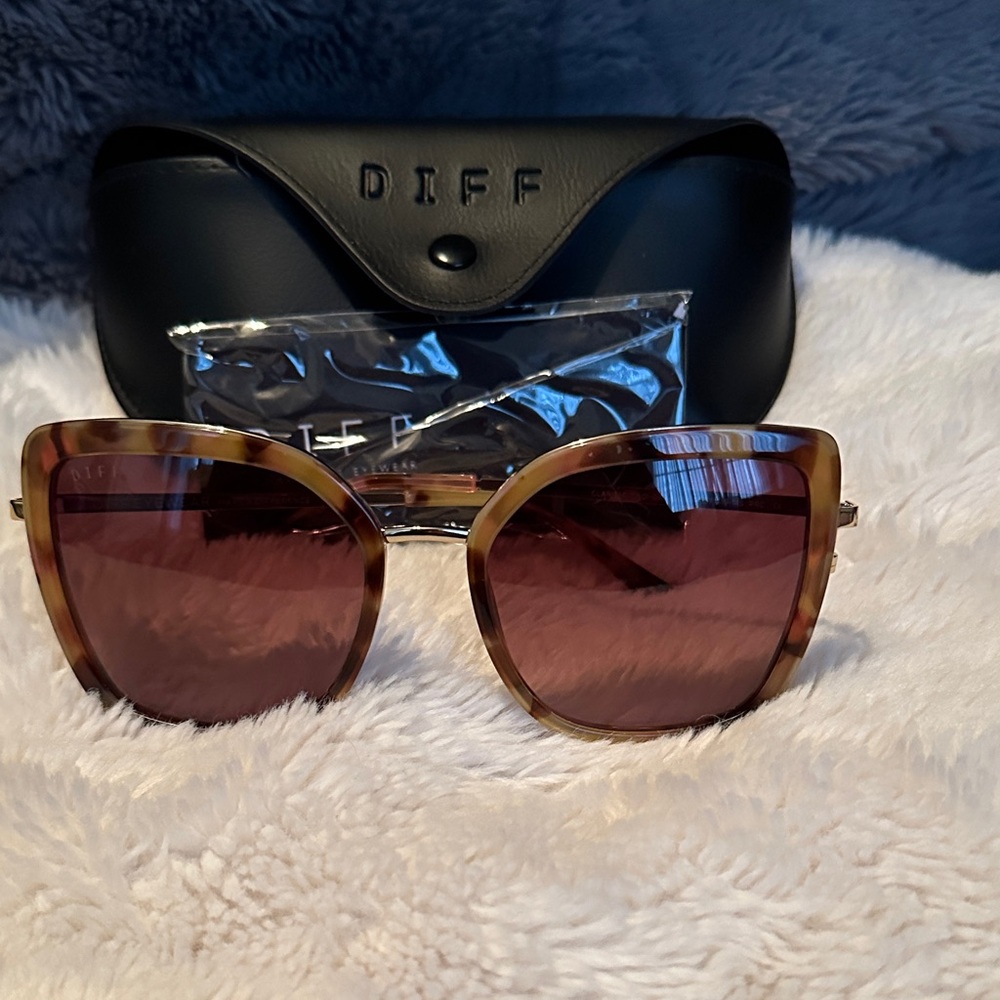 DIFF Clarisse Tortoise Frame Sunglasses with Brow… - image 1